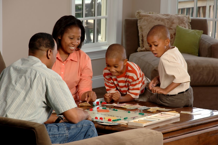 Une famille réunie autour d'un jeu de société, dans la bonne humeur